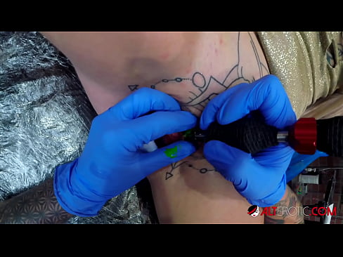 ❤️ Ekstreme tatuita varmulo Sully Savage ricevis tatuon sur sia klitoro Pornvideo ĉe porno eo.porn-evooli.ru ❌