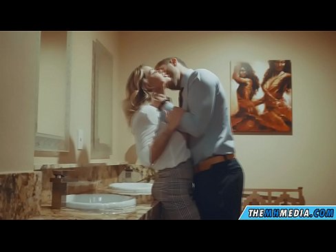 ❤️ Kiam belplena blondulo delogas vin en publika necesejo Pornvideo ĉe porno eo.porn-evooli.ru ❌